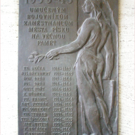Pamětní deska umučeným zaměstnancům města