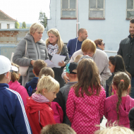 Kateřina Neumanová při rozdávání ocenění soutěžícím žákům