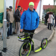 Michal Jirman s moderní koloběžkou