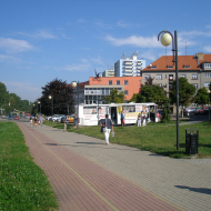 Promenáda na nábřeží - celkový pohled na zaparkovaný volební autobus