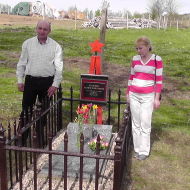Manželé Rudenkovi u hrobu svého dědy gardového seržanta Semjona Pavloviče Rudenka
