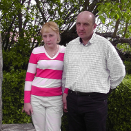 Společné foto manželů Rudenkových v místě zastavení postupu německých vojsk v Čimelicích 