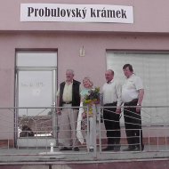 Manželé Rudenkovi s Josefem Maříkem, Václavem Háchou a Věrou Háchovou (fotí) na balkoně Probulovského krámku 